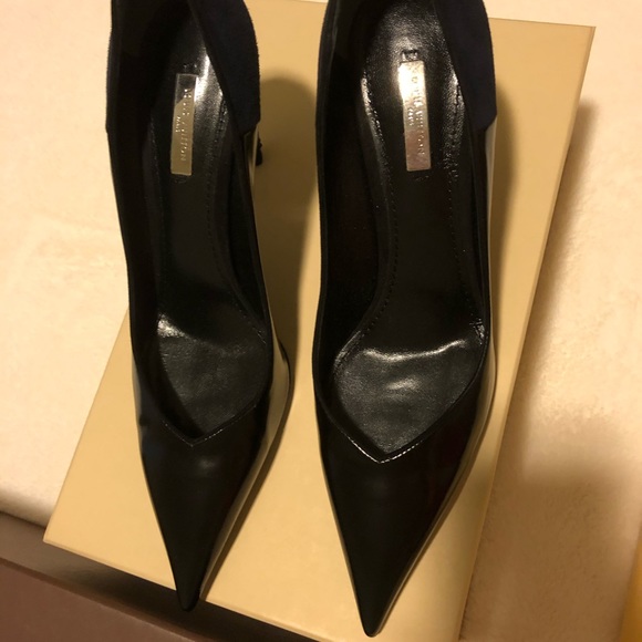 SOLD SOLD 🚫 Louis Vuitton 4” Black Heels size 39 1/2 - Picture 4 of 8